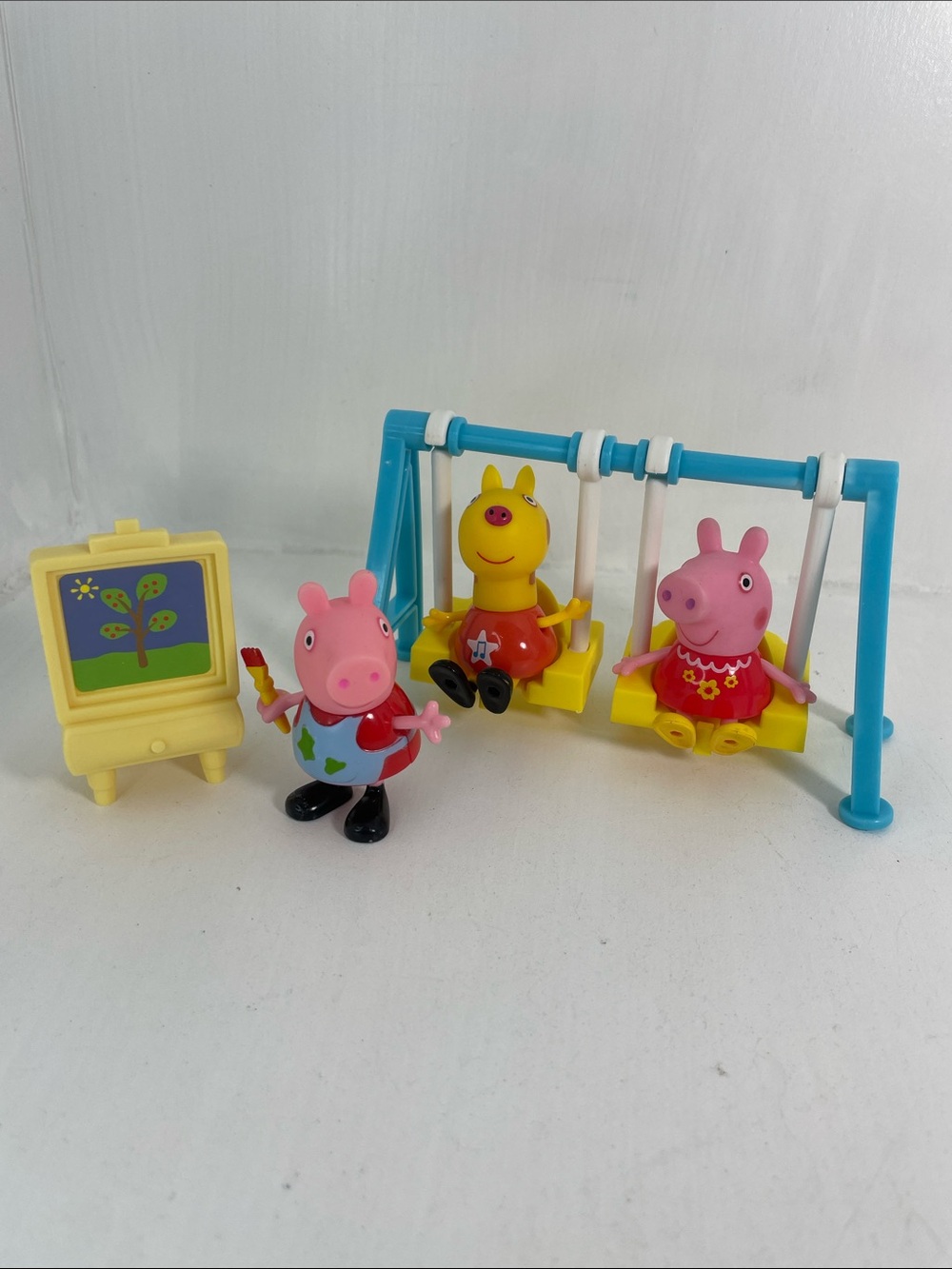 Peppa Pig Friends Playset with Swings and Easel - Pink & Yellow